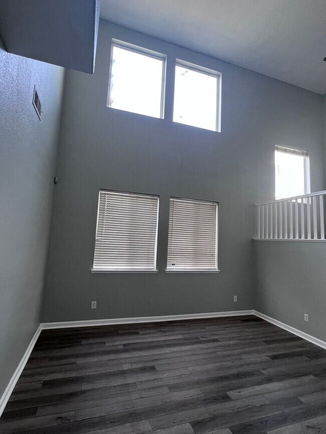 Building Photo - Large, Refreshed Shadow Lakes Home
