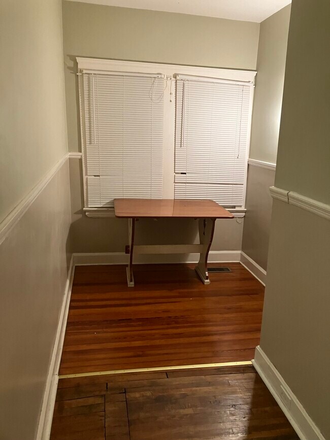 Rincón comedor de cocina, mesa y sillas incluidas. - 1567 Woodward Ave