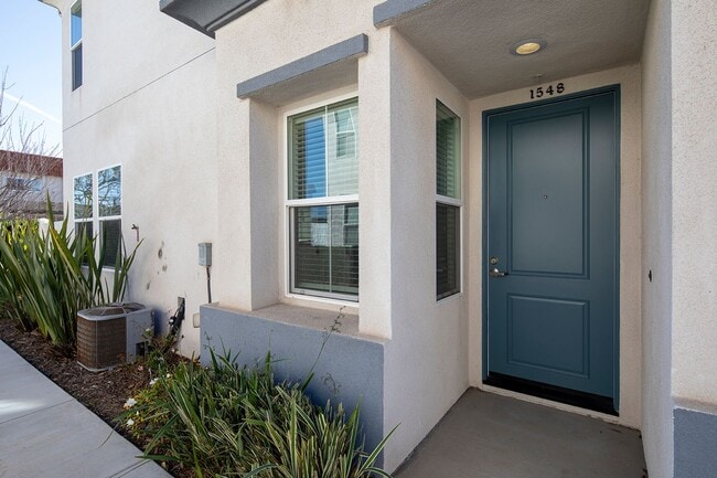 Building Photo - Spacious Two Bedroom Townhouse in Imperial...
