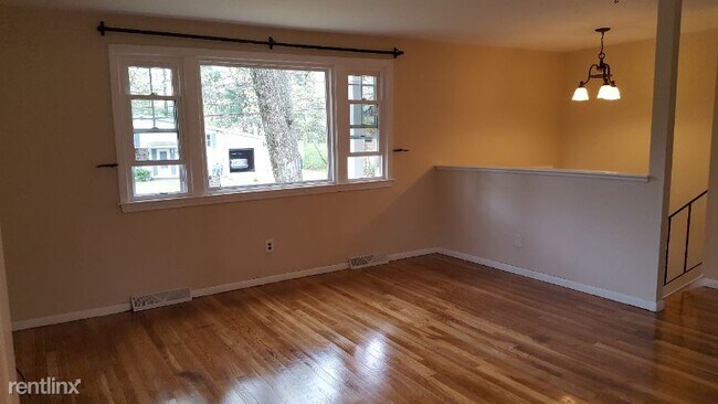 Foto del edificio - 4 br, 1.5 bath House - 12 Northgate Rd