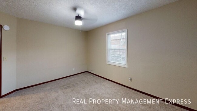 Building Photo - 3 Bedroom 1 Bathroom Unit