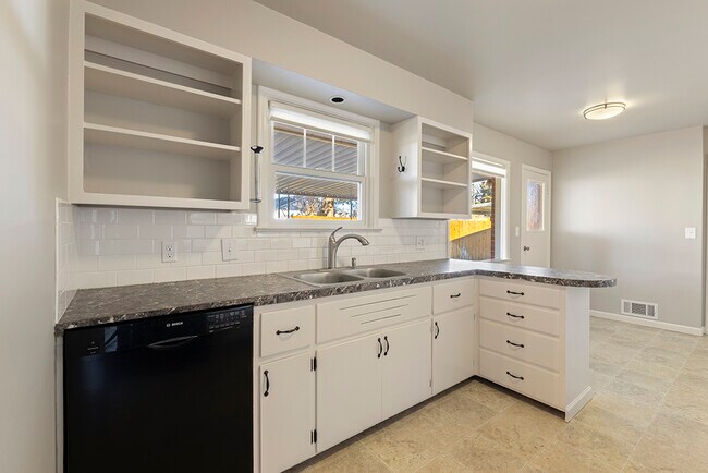 Building Photo - 6216 Robertson Dr