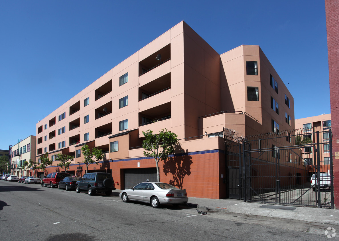 Foto principal - Mission Plaza Apartments