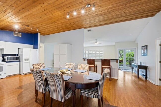 Foto del edificio - 756 Juniper Pl