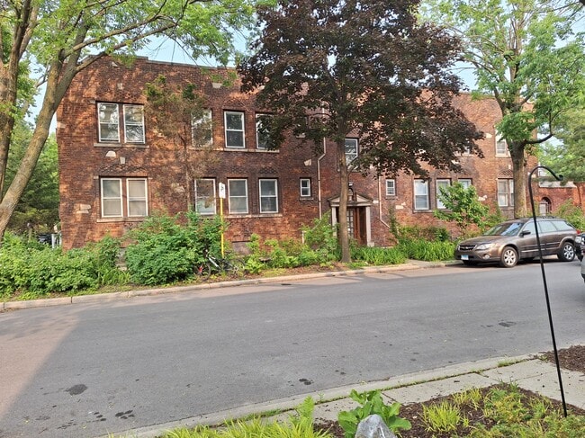 4 flat. 1st floor bottom right apartment - 4215 N Campbell Ave