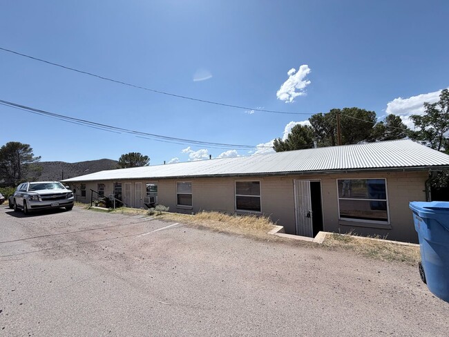 Foto del edificio - NEWLY REMODELED 2BR/1BA 610 sq.ft. rental in Bisbee, AZ