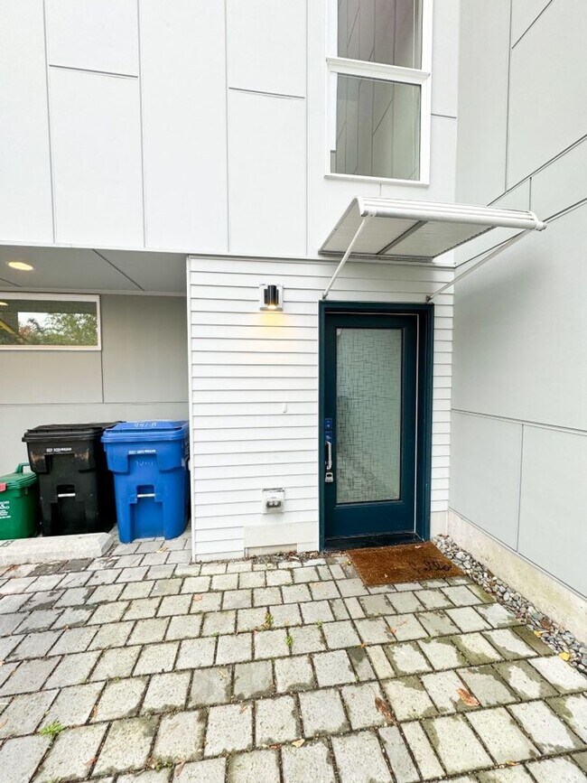 Building Photo - 3Bd/1.75Ba Seattle Townhouse