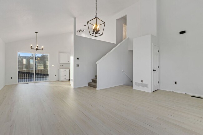 Building Photo - 87 Summit View Rd