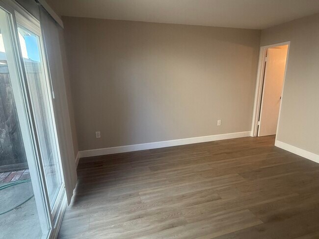 Foto del edificio - 6152 Warner Ave