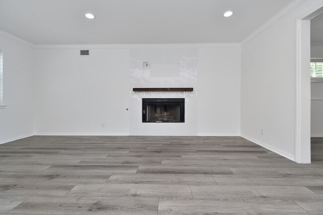 Building Photo - 23648 Emelita St