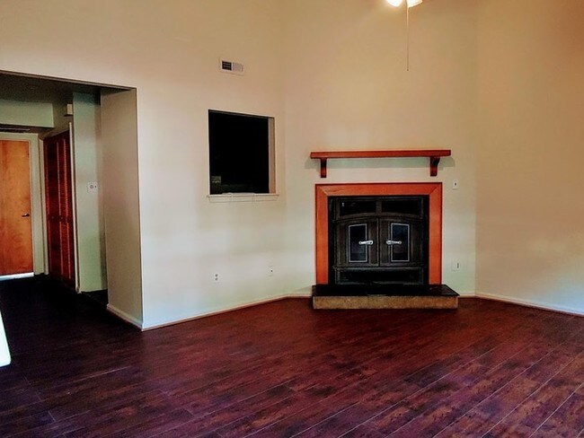 Building Photo - 331 Kinsmen Way