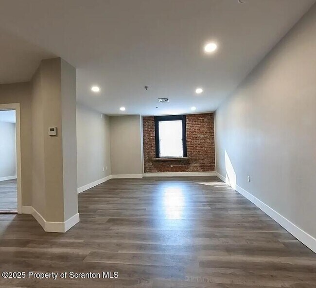 Foto del edificio - 205 N Washington Ave