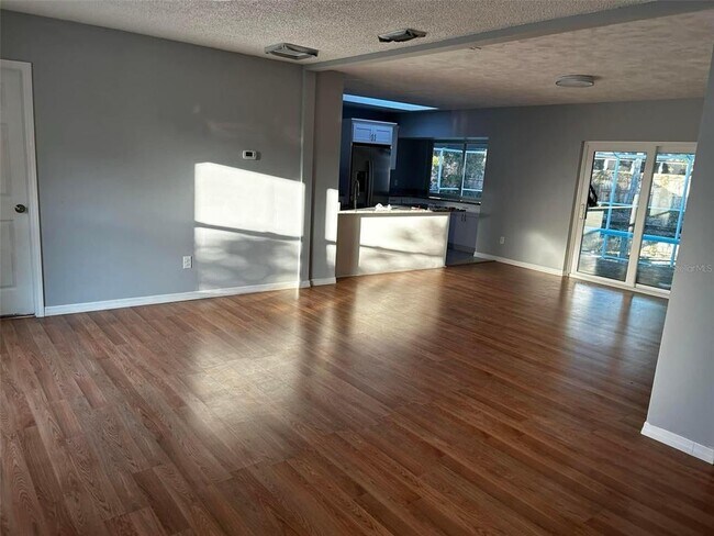 Foto del edificio - 7003 Baywood Ct