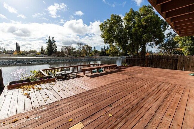 Building Photo - North Stockton 3 Bedroom 3 Bath Home