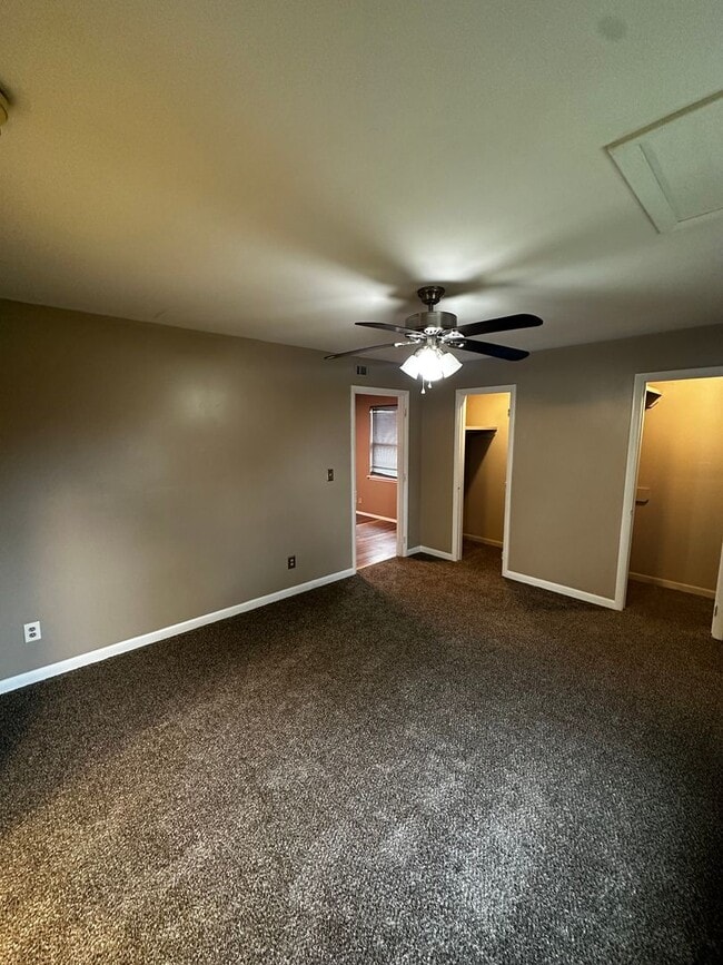 Building Photo - 3 Bedroom 1 bath