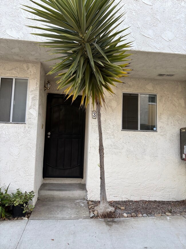 Building Photo - 2704 Ruhland Ave