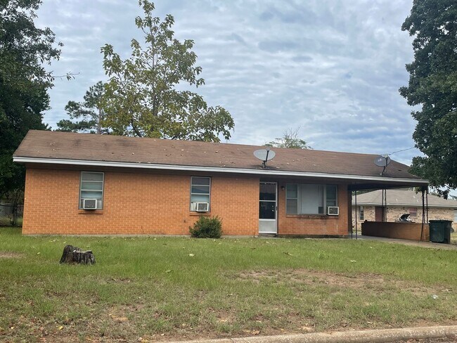Foto del edificio - 3 bed 1 bath house