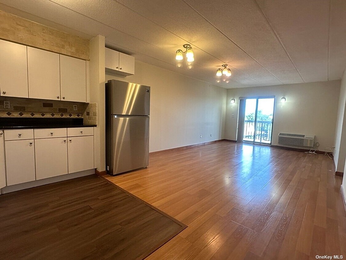 Foto principal - 213-02-213-42 42nd Ave