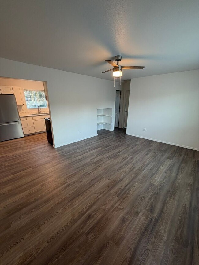 Building Photo - Newly Remodeled 2 Bedroom!