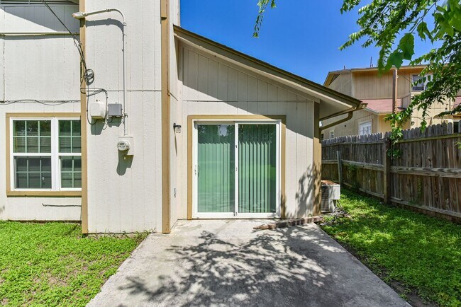 Foto del edificio - Cozy Living Awaits, 2BR/2BA Townhome with Fireplace