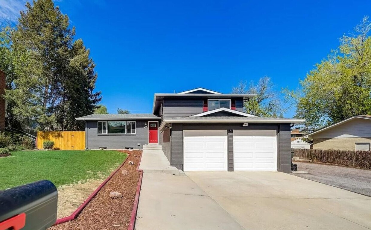 Primary Photo - Newly Remodeled Home with Spacious Driveway!