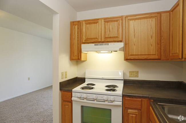 3BR, 2BA - 1,100SF - Kitchen - Summertree Rental Residences