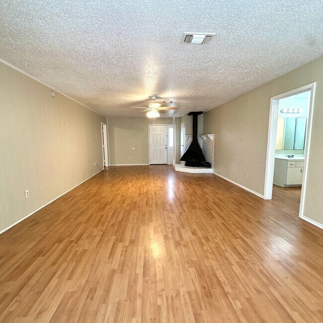 Foto del edificio - Move In Special 1/2 Off First Months Rent! - Cute 3 Bedroom 2 Bath Home Near Park!