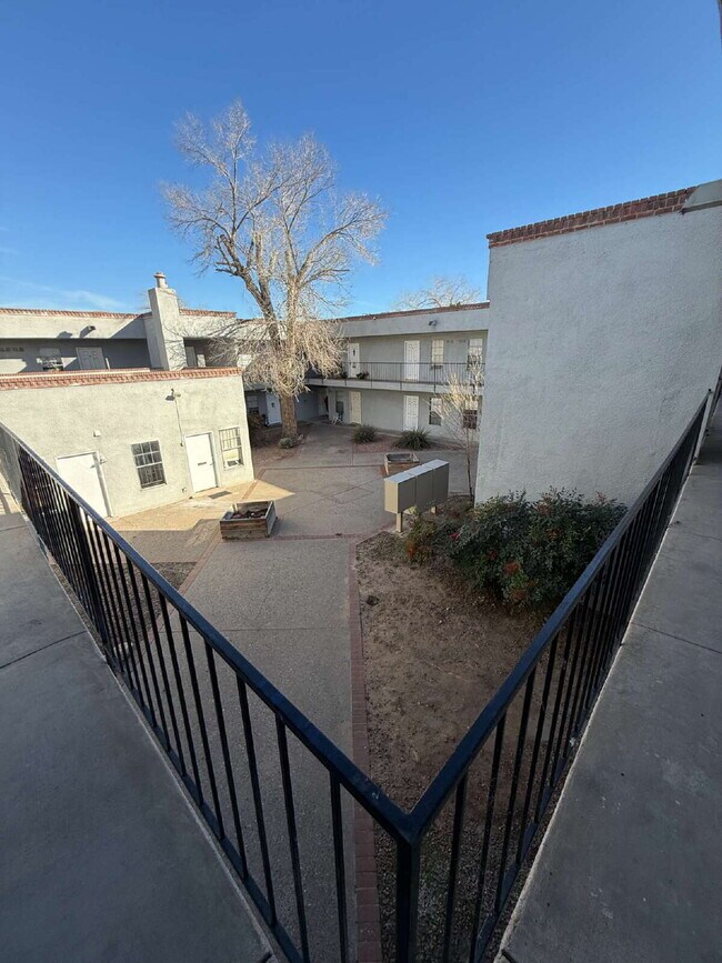 Building Photo - Downtown studio! Laundry on site! Move in special!