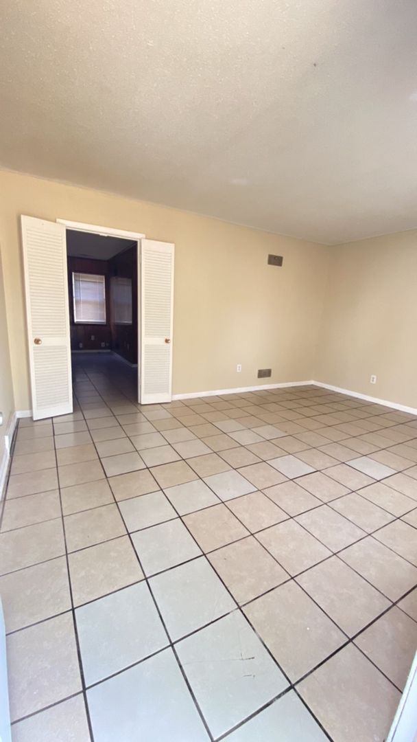 Foto del edificio - 4 Success is now offering this spacious 4....