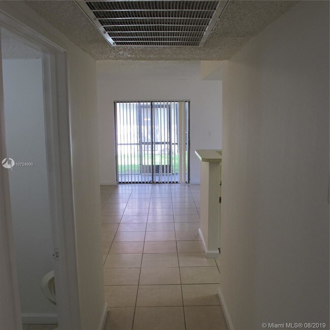Foto del edificio - 3210 Coral Lake Ln