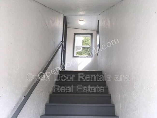 Building Photo - 422 N Riley St