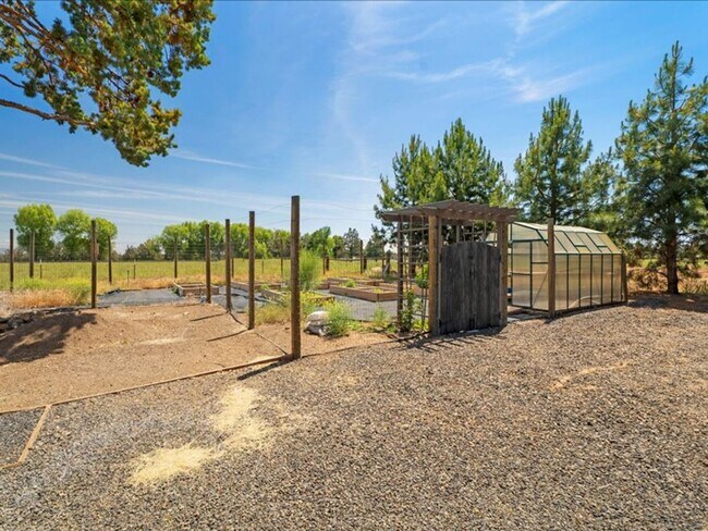Building Photo - Stunning Tumalo Home on 3.21 Acres with Ca...
