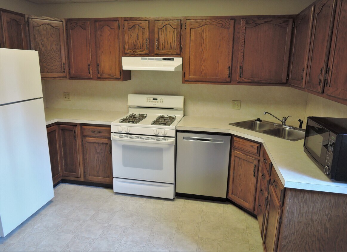 Spacious Kitchen With Ample Cabinets - 48 1/2 W King St