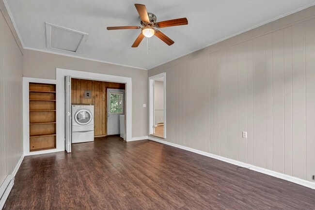 Building Photo - $2200 —Available spring semester January 2026 4 bedroom 2 bath House Student and pet friendly