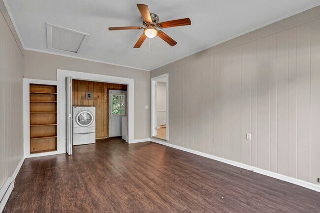 Foto del edificio - $2200 —Available spring semester January 2026 4 bedroom 2 bath House Student and pet friendly