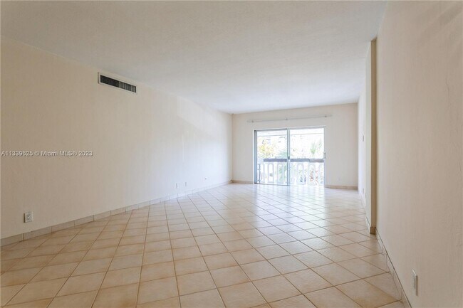 Foto del edificio - 100 Edgewater Dr