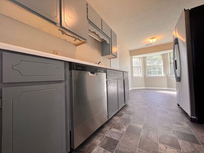 Foto del edificio - AVAILABLE LATE AUGUST | RECENTLY RENOVATED...