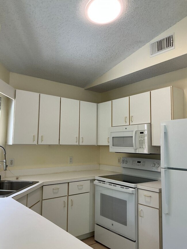 Building Photo - Surrey Woods Rental  2/2