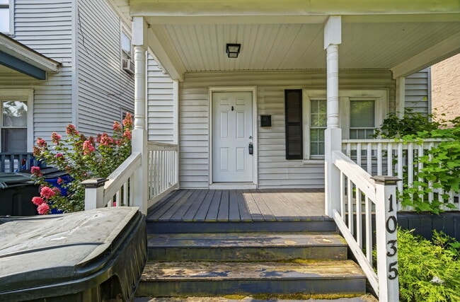 Building Photo - 3 Bed 1.5 bath Updated House Fenced yard -Pets