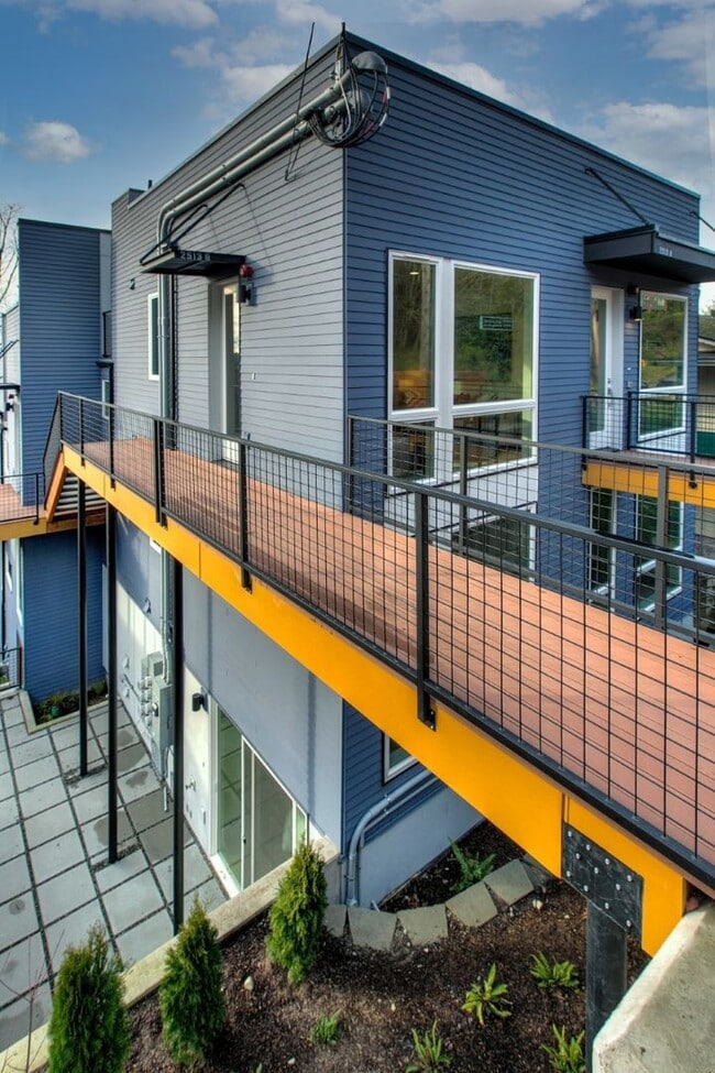 Building Photo - 2Bd/2Ba Seattle Townhouse