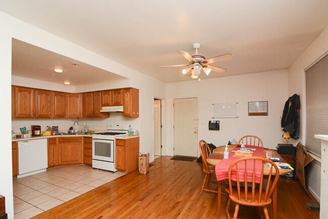 Foto del edificio - 1652 W Belmont Ave