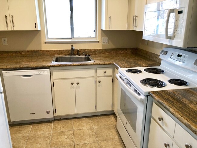 Building Photo - Very Nice 1 bedroom in gated community $1095