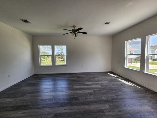Foto del edificio - 3/2/2-AVAILABLE FOR LATE OCTOBER-NOVEMBER MOVE IN