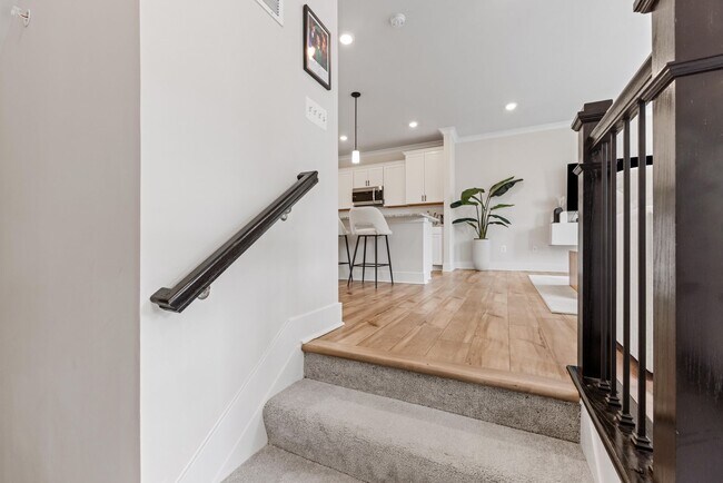 Foto del edificio - Stunning 3 BR/3.5 BA Townhome in Tanyard S...