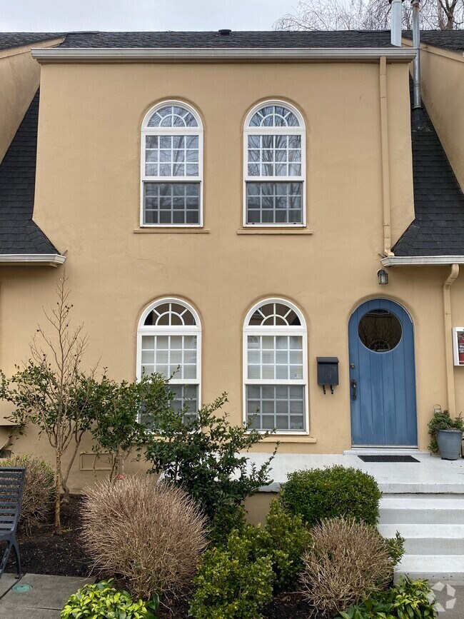 Building Photo - 909 NE Brazee St