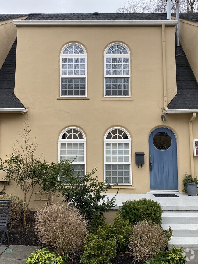 Building Photo - 909 NE Brazee St