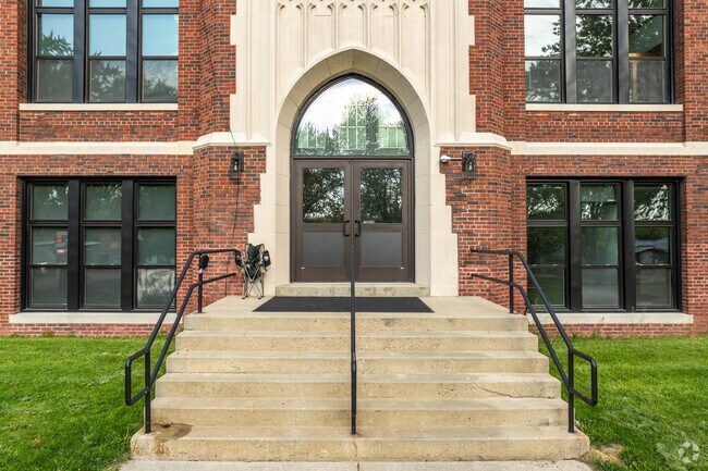 Entrada - The Albrecht School Apartments