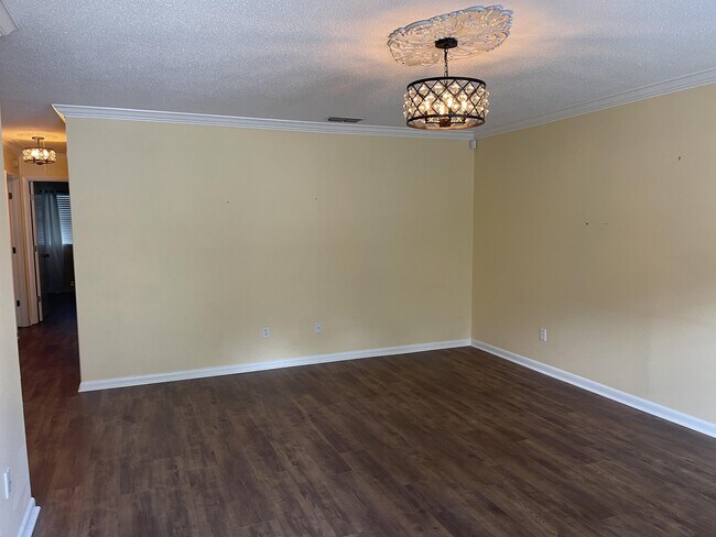 Building Photo - 132 SE Villas Ct