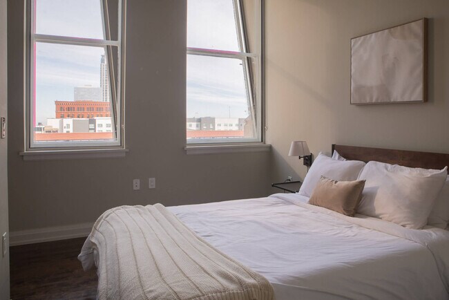 Foto del edificio - 225 E Michigan St