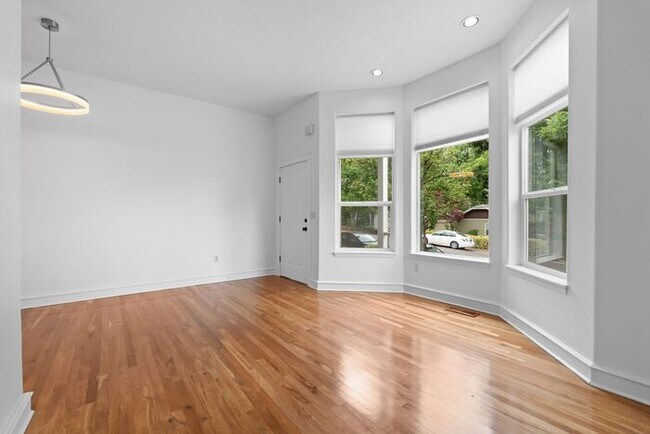 Foto del edificio - Bright & Beautiful Condo w/ Dual Primary Bedrooms, Walk-In Closets, Garage & A/C~ Located in NE P...